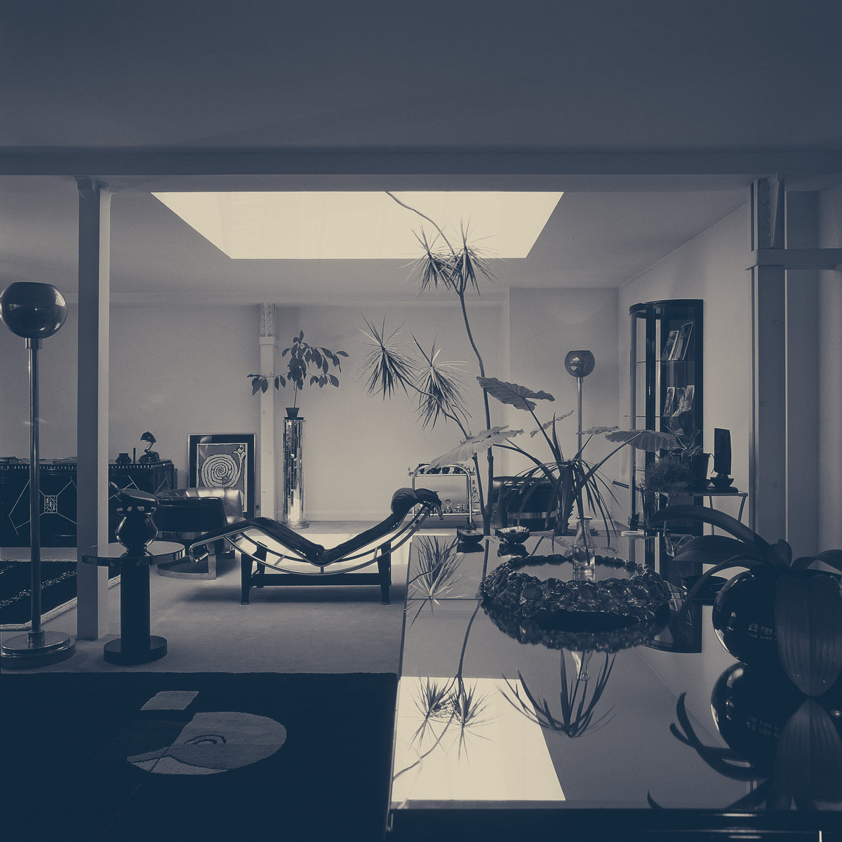 Le loft parisien d'Andrée Putman, décoré des tapis Black Magic & Blackboard d'Eileen Gray. Paris, c.1980s.